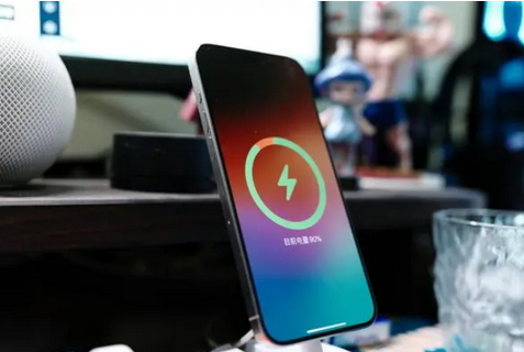 相城苹果15换屏服务分享用什么充电器给iPhone15充电更好 